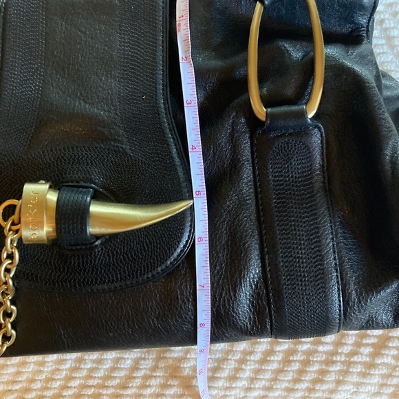 Elegant Black Leather Shoulder Bag with Gold Accents - Picture 8 of 14
